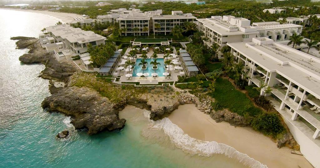 Quarto com Cama King-size e Vista do Resort